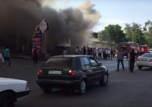 В Таразе горит кафе «Шах», предварительная площадь пожара 800 кв.м (видео)